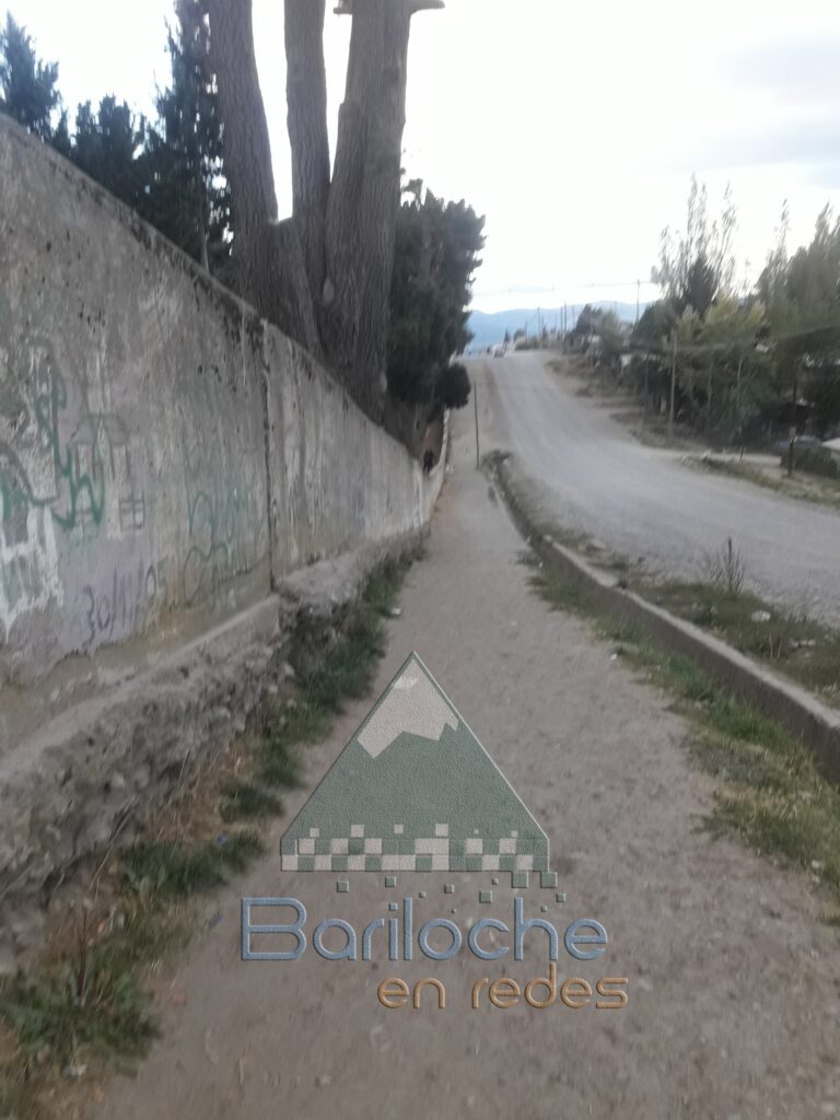 Vereda de Tierra y medianera muy baja del Cementerio Municipal