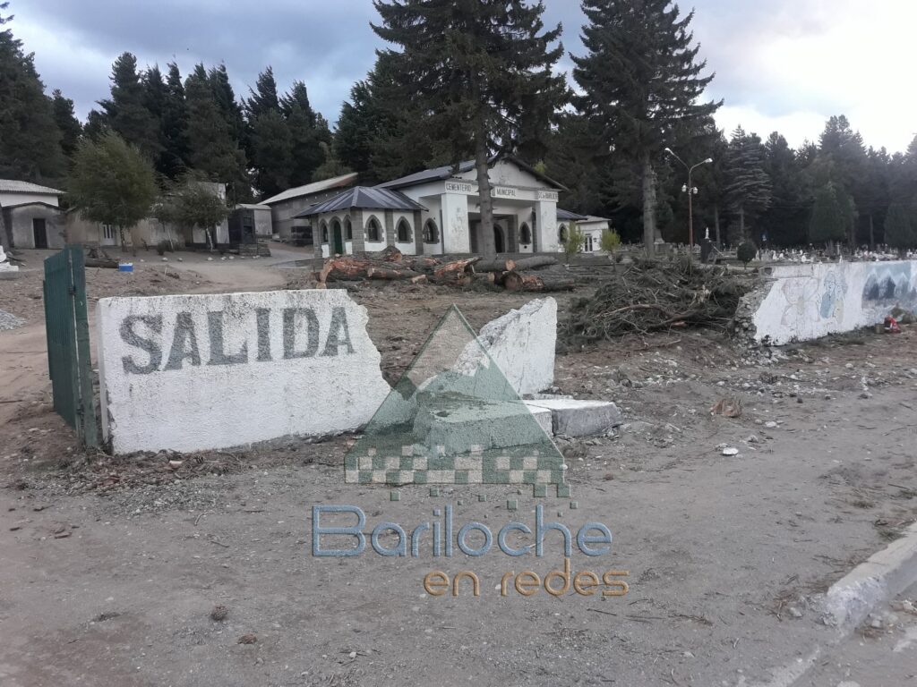 Frente roto del Cementerio Municipal