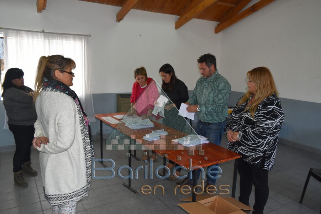 Integrantes de la Junta Electoral Municipal más autoridades de mesa escrutando los votos.