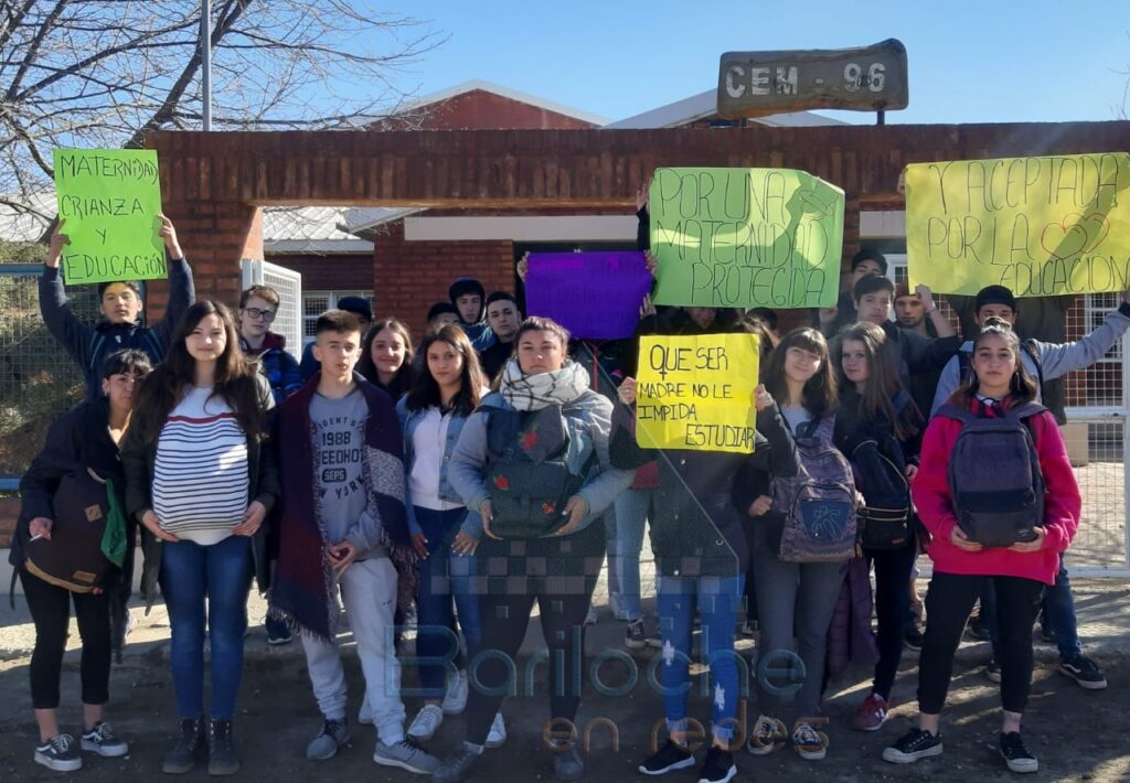 no le permiten a una compañera