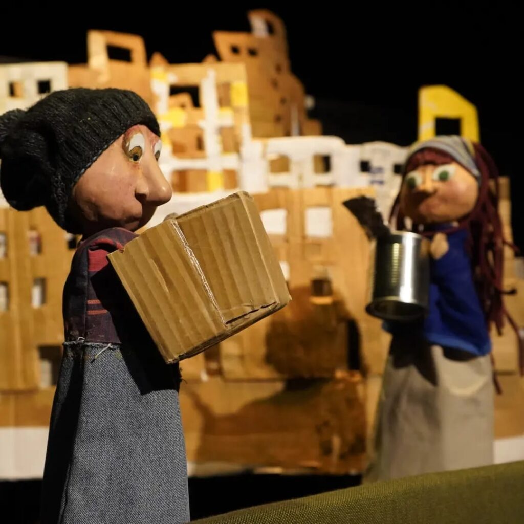 Barriletes de libertad en el teatro de Bariloche