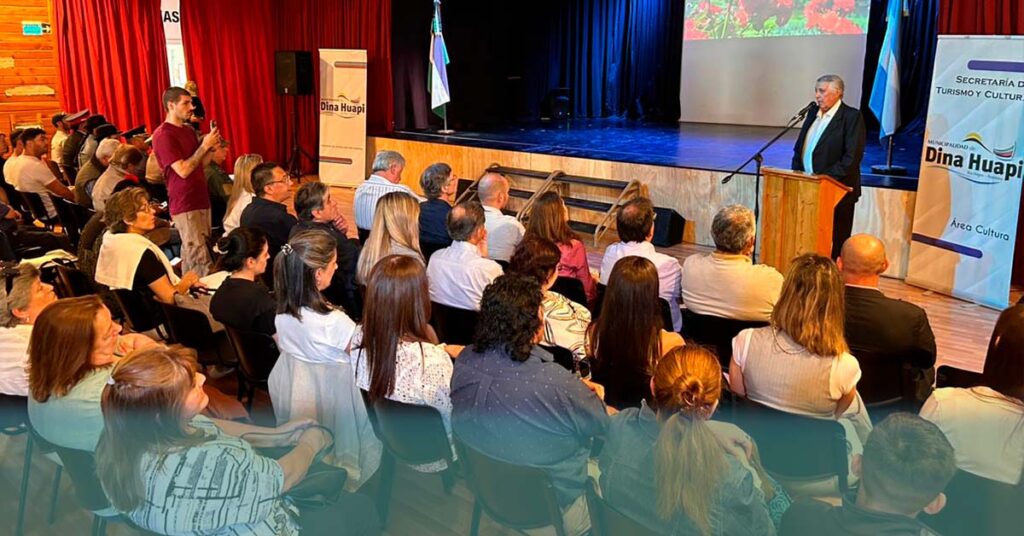 Aniversario de Dina Huapi y ceremonia oficial con Cobarrubia