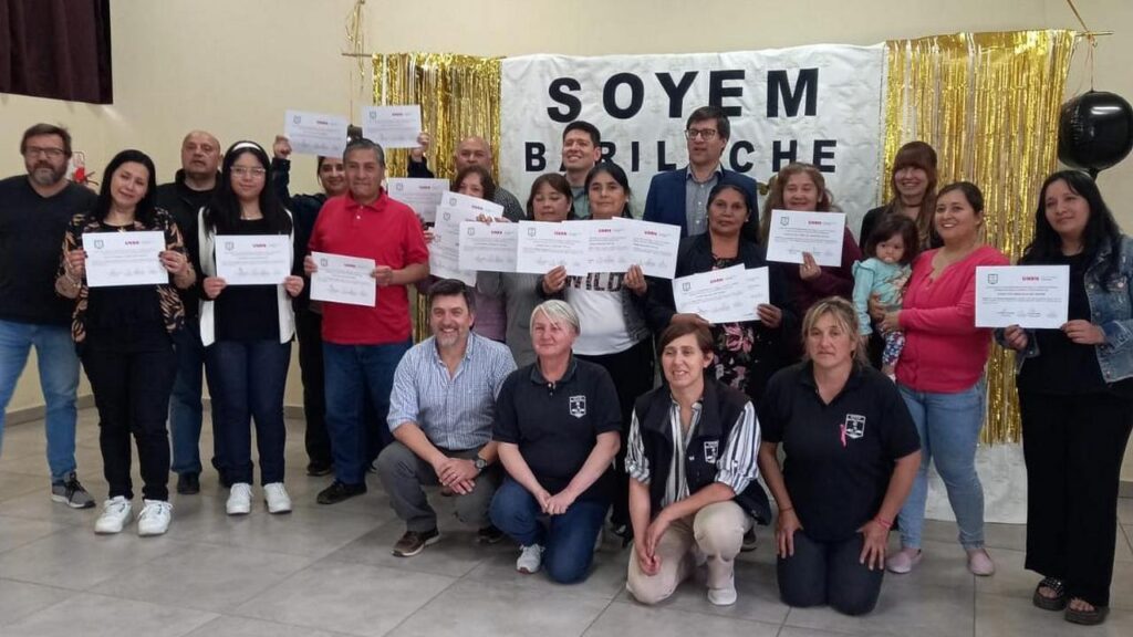 Capacitación de trabajadores del SOYEM — entrega de certificados