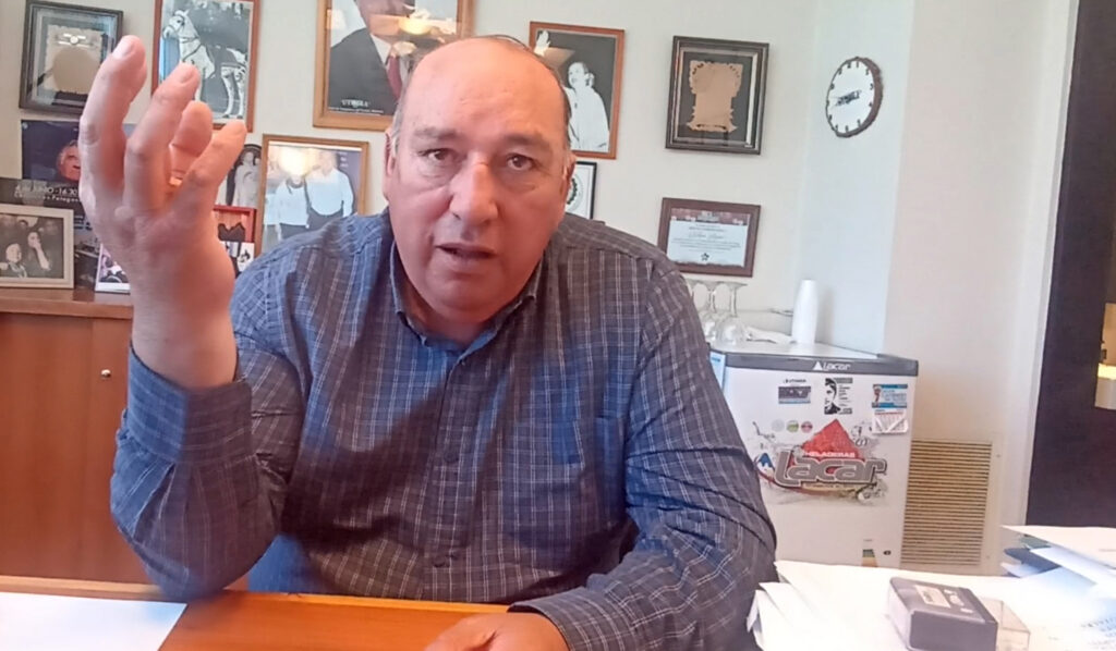 La grieta sindical en Bariloche y los grandes ausentes
Rasini fue contundente al señalar las sillas vacías en la convocatoria intergremial. "Faltaban muchos gremios importantes", advirtió el dirigente, poniendo el foco en organizaciones de peso como el Gremio de Empleados de Comercio y la UOCRA.

"Desconozco las razones. Puede ser que haya alguna bajada de línea de los representantes de la Unión Nacional que le digan que no se puede participar", deslizó el titular de Gastronómicos. Para Rasini, estas reuniones pierden fuerza si no existe una convocatoria orgánica donde "cada uno se comprometa a ir". La advertencia es clara: sin la grieta sindical en Bariloche sellada, la capacidad de presión ante el poder político se diluye.