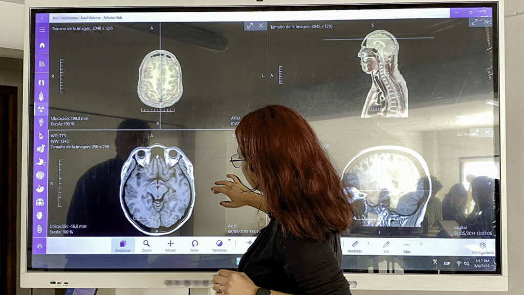Medicina Andina fortalece formación con mesa de disección 3D