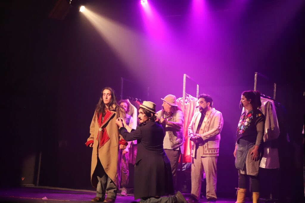 Estudiantes UNRN celebran teatro autogestivo que enriquece Bariloche