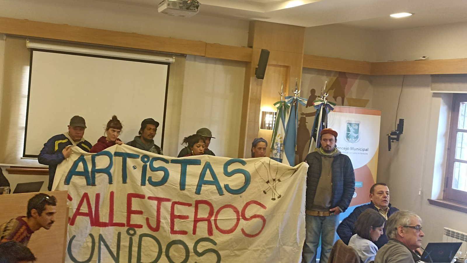 Concejales regulan la actividad de artistas tras la prohibición