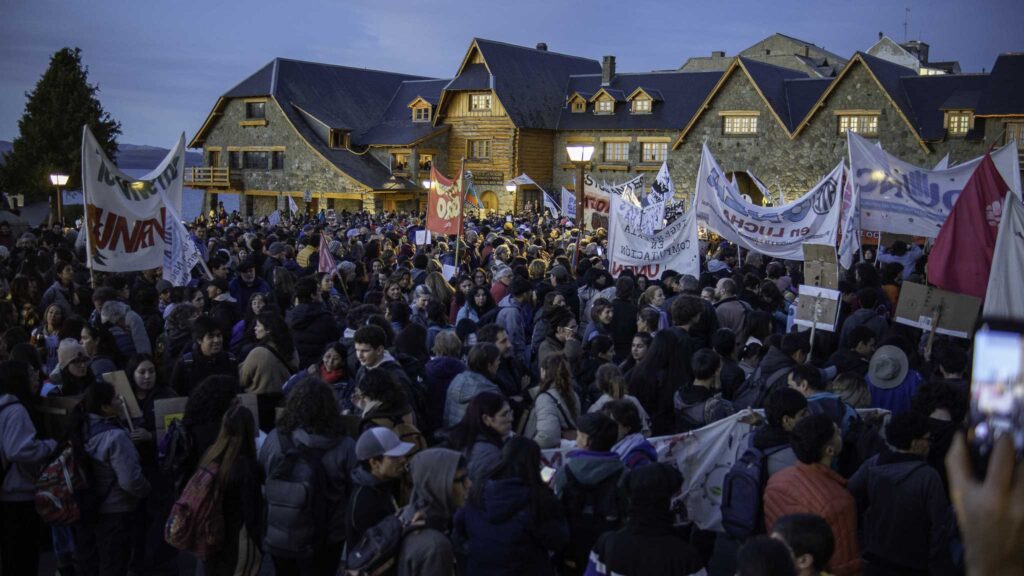 Desde Bariloche, diez mil personas exigen el financiamiento universitario nacional