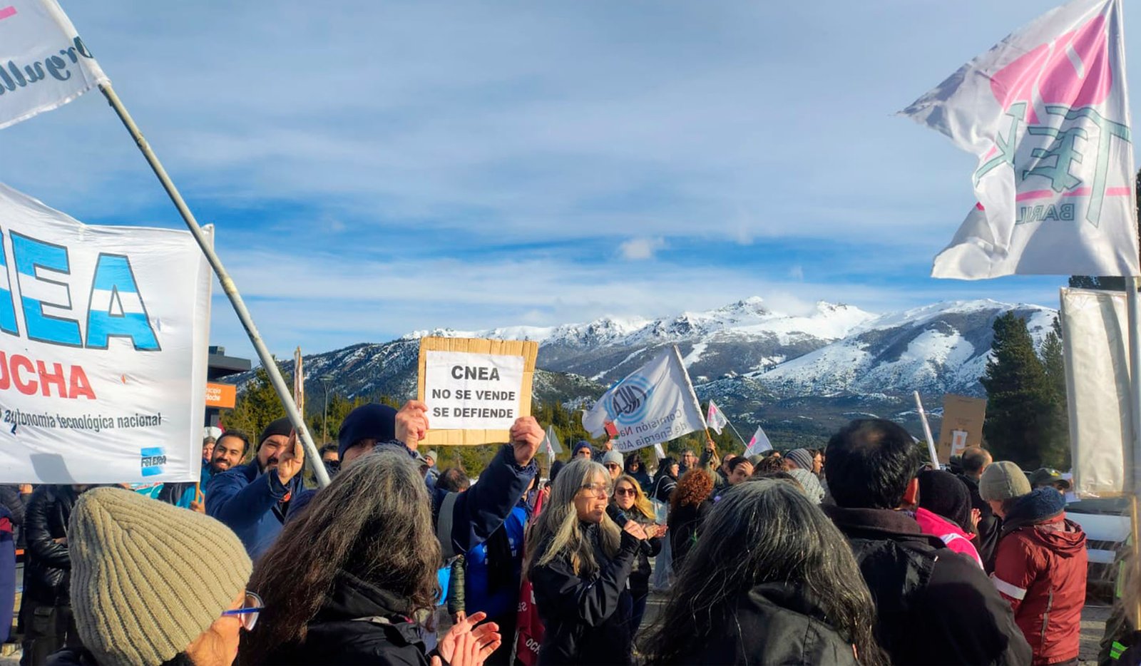 Trabajadores de la CNEA reclaman por el despido de 60 empleados. 18 son familias en Bariloche