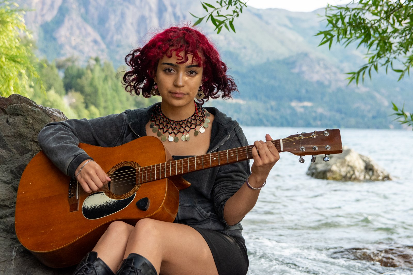 Una artista mapuche de Bariloche busca jóvenes para la ONU
