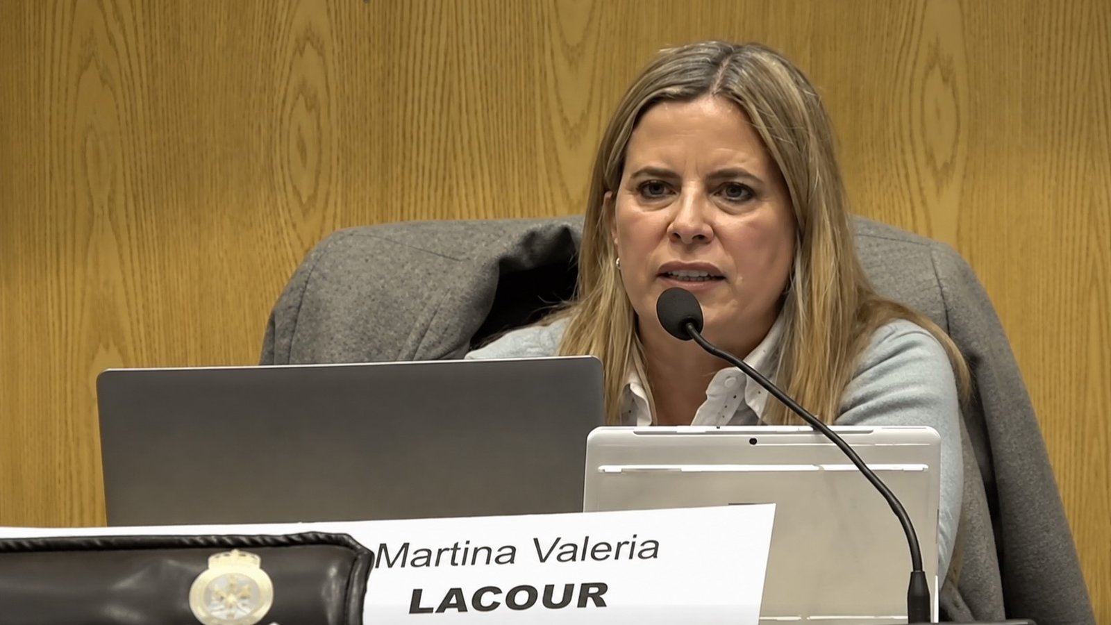 Martina Lacour desmintió al gobernador Weretilneck tras un anuncio en Bariloche.