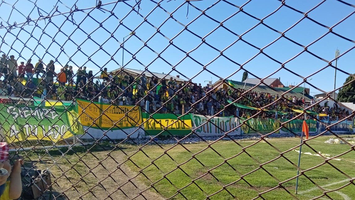 Instalan dos tribunas metálicas en la cancha de Arco Iris