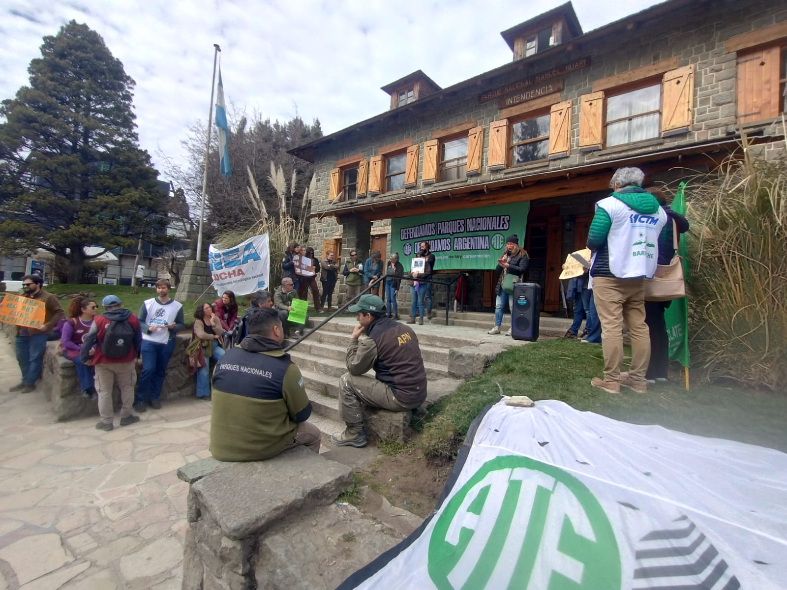 Radio abierta en Bariloche para reclamar el recorte salarial del 20% en Parques Nacionales