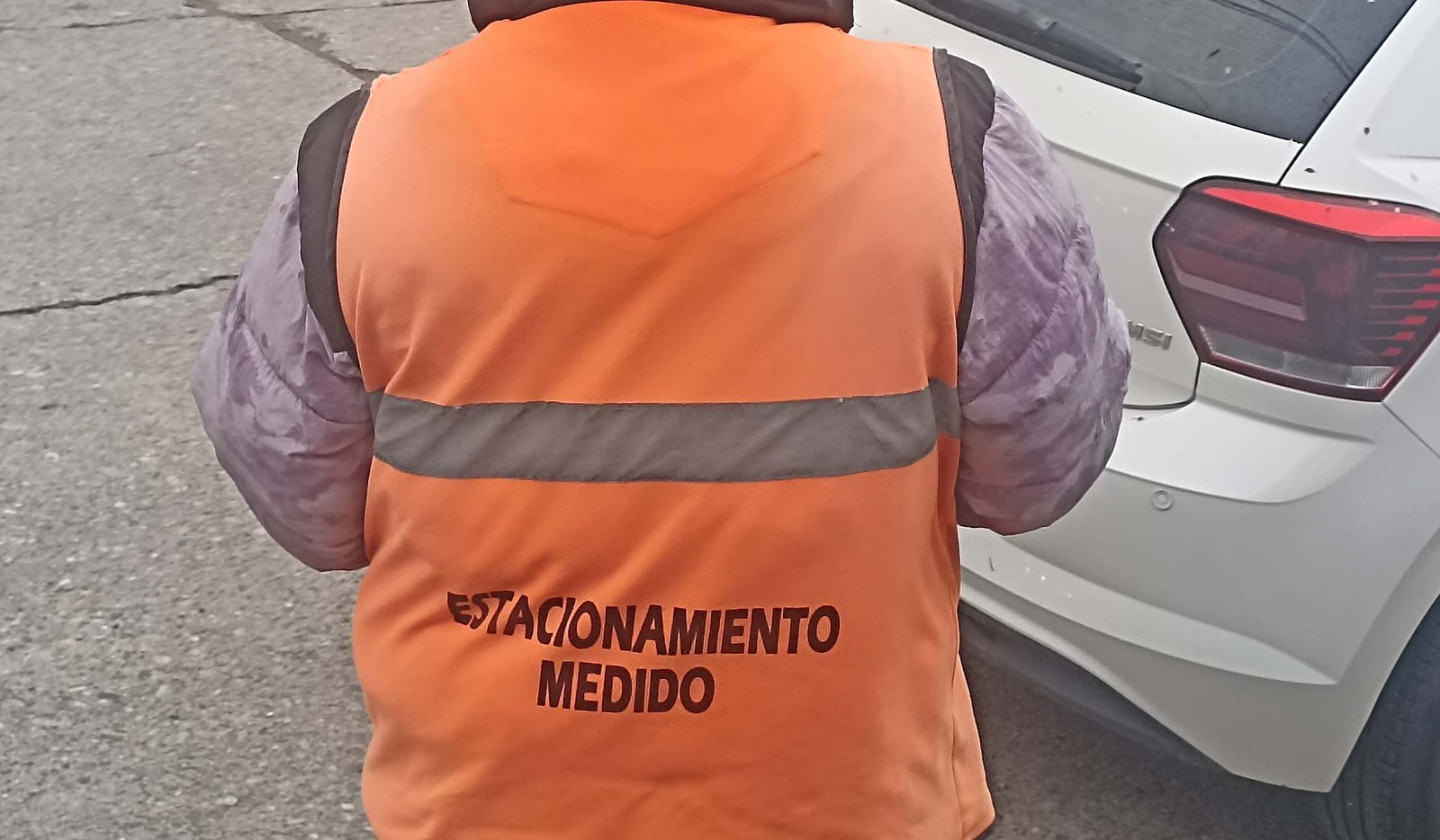 Trabajadoras del estacionamiento medido en Bariloche compran hasta su ropa de trabajo