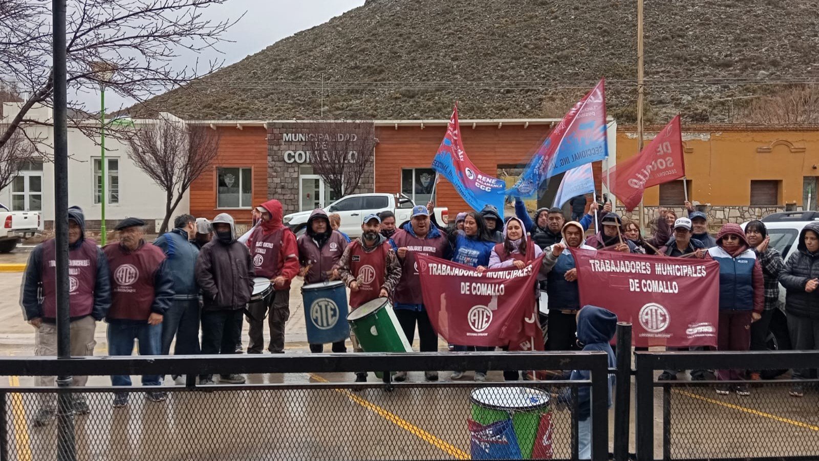 Trabajadores municipales de Comallo protestan por un aumento salarial